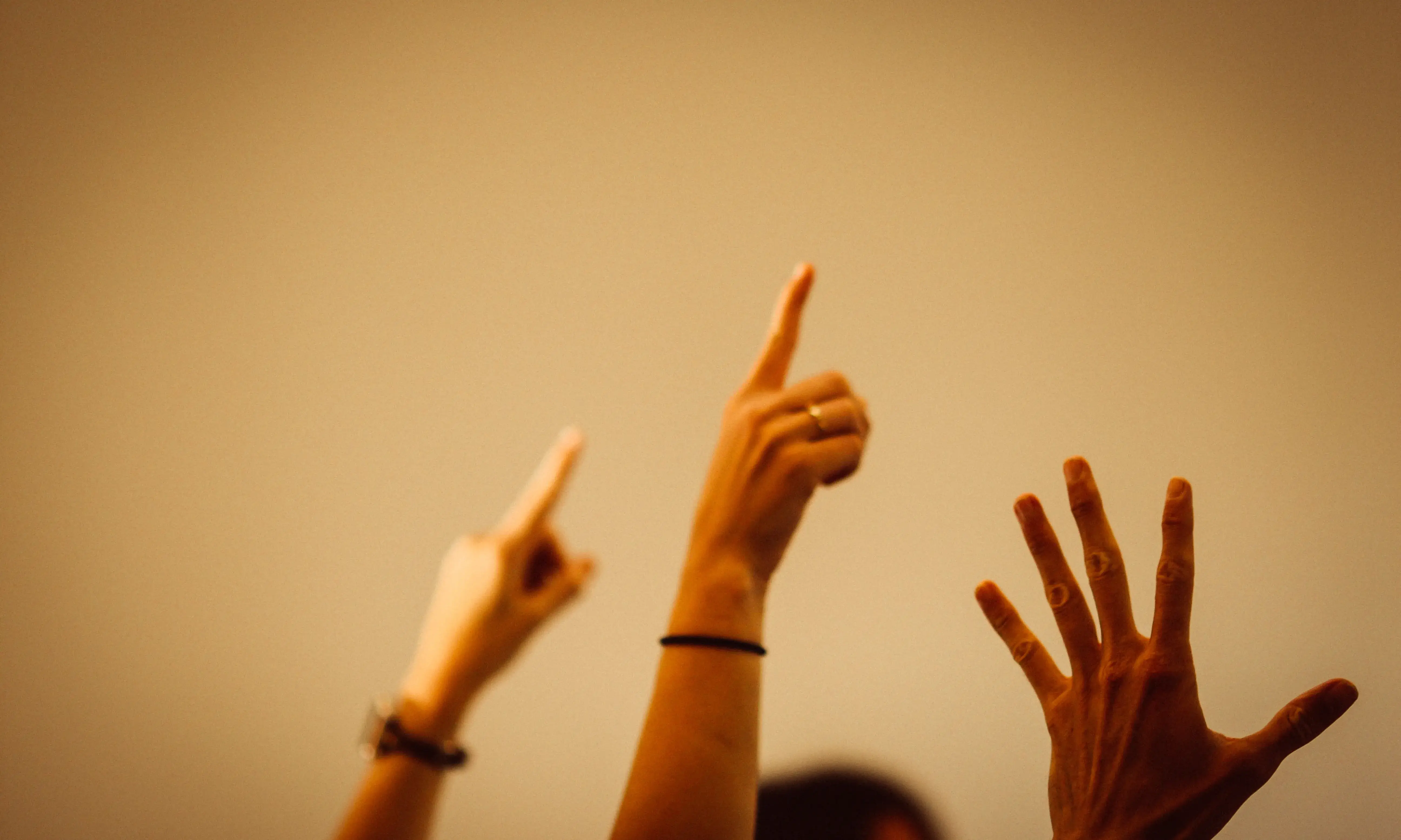 Mans amunt demanant la paraula