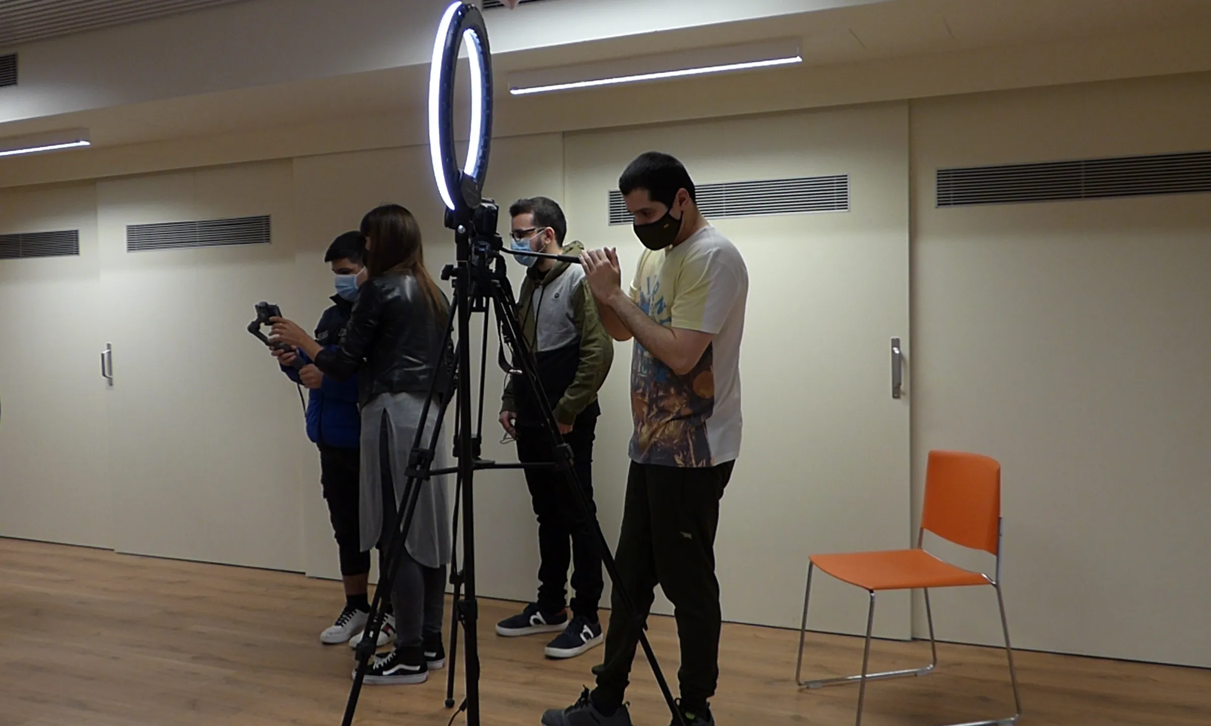 El jovent de la Fundació Els Tres Turons gravant el reportatge.