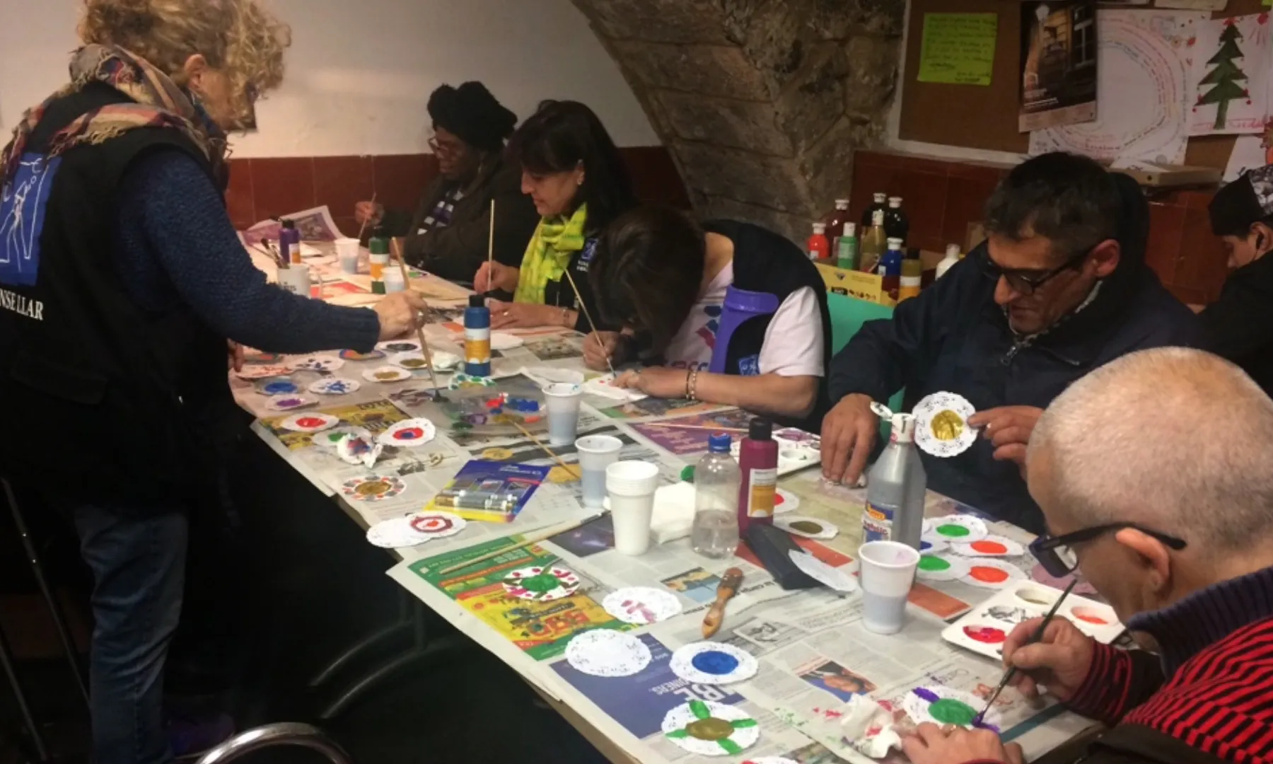 Traçant Camins treballa per donar escalf i reforçar la capacitació personal i social de les persones que viuen al carrer.