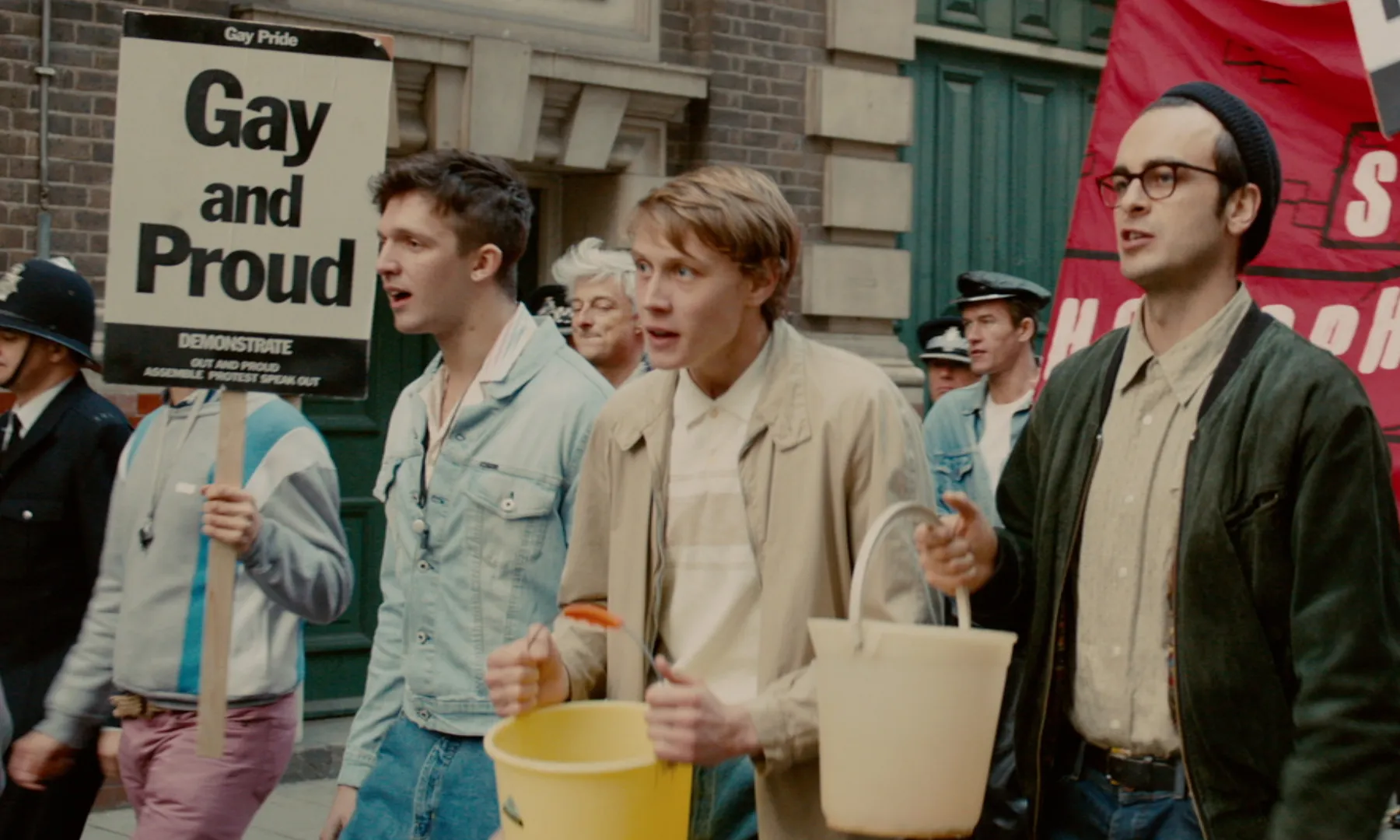 Fotograma de la pel·lícula 'Orgull' que relata la història de l'aliança ‘Lesbians and Gays Support the Miners’