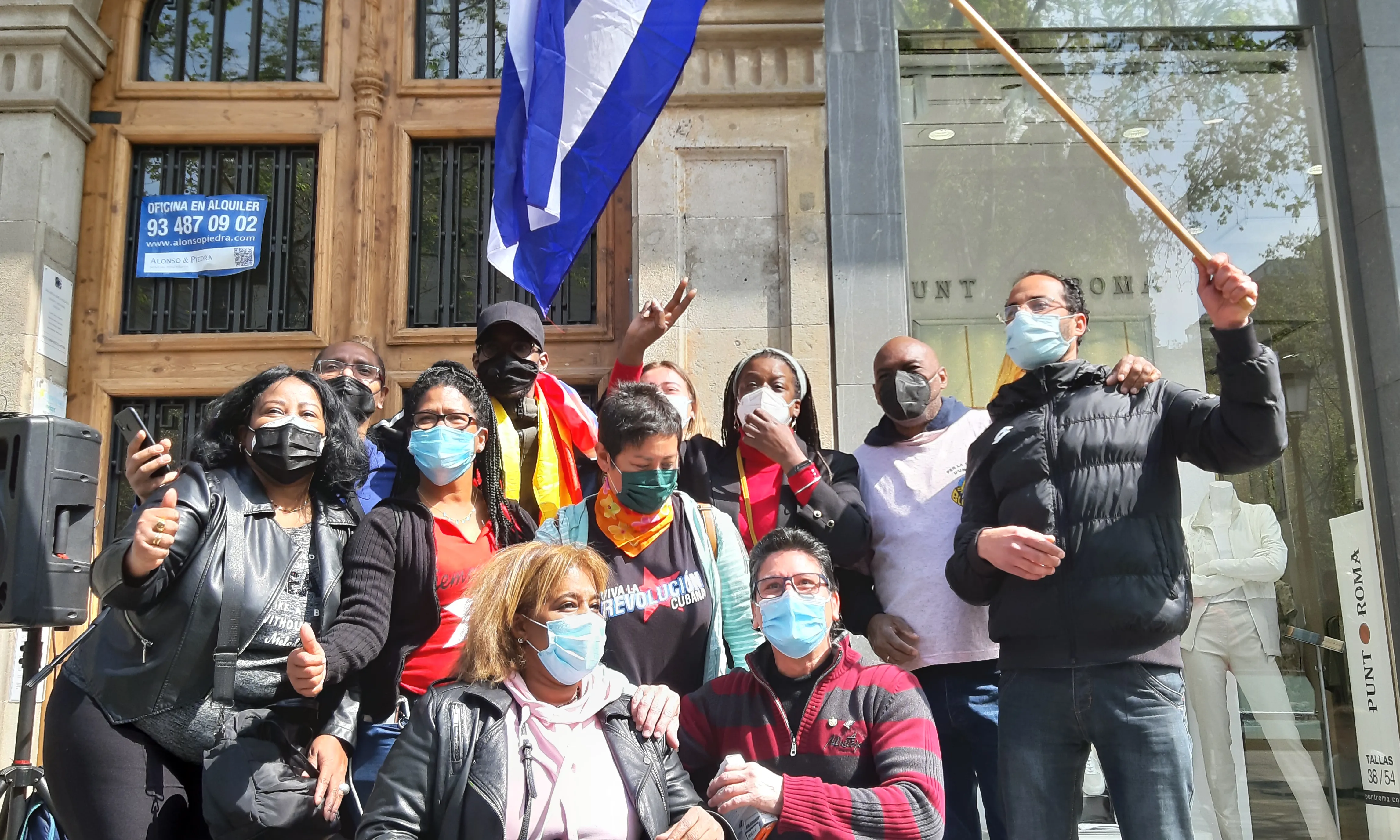 Alguns membres de l'associació durant una concentració realitzada davant el Consolat de la República de Cuba a Barcelona el 27 de març de 2021 per demanar el desbloqueig dels Estats Units a Cuba.