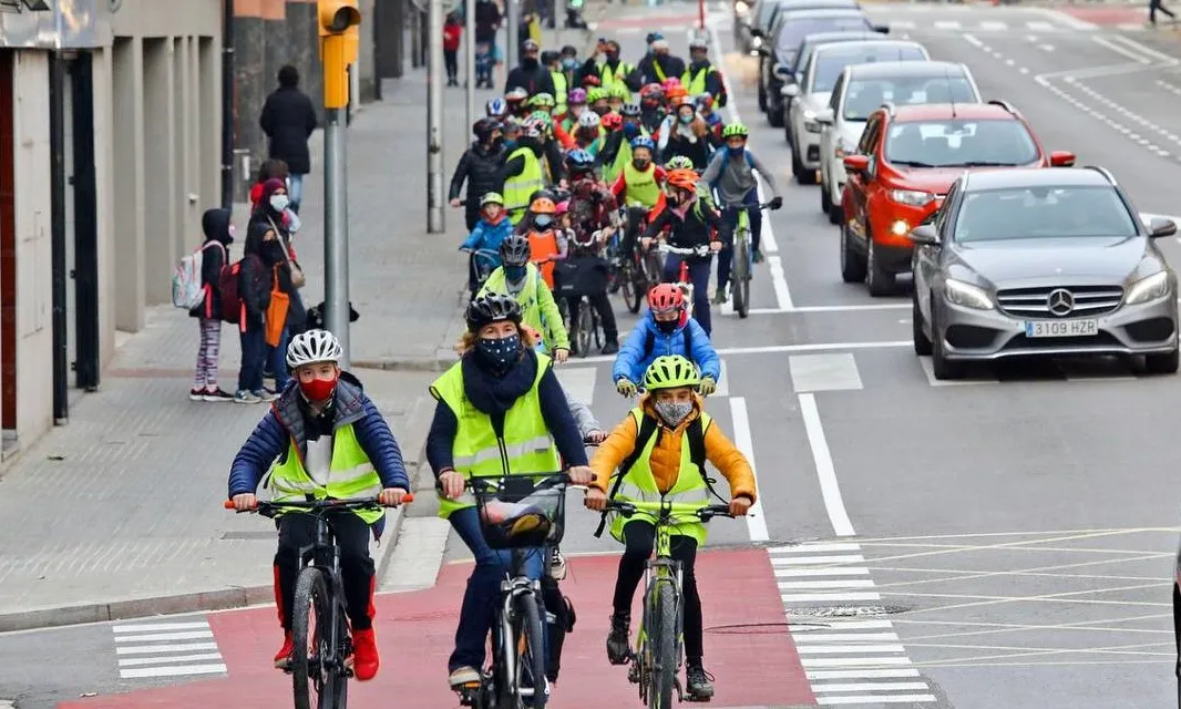 La 'Caixa d'Eines Ciclista', és un recurs educatiu pensat perquè nens i nenes aprenguin a tenir cura del medi ambient i els valors cívics a través de la bicicleta.