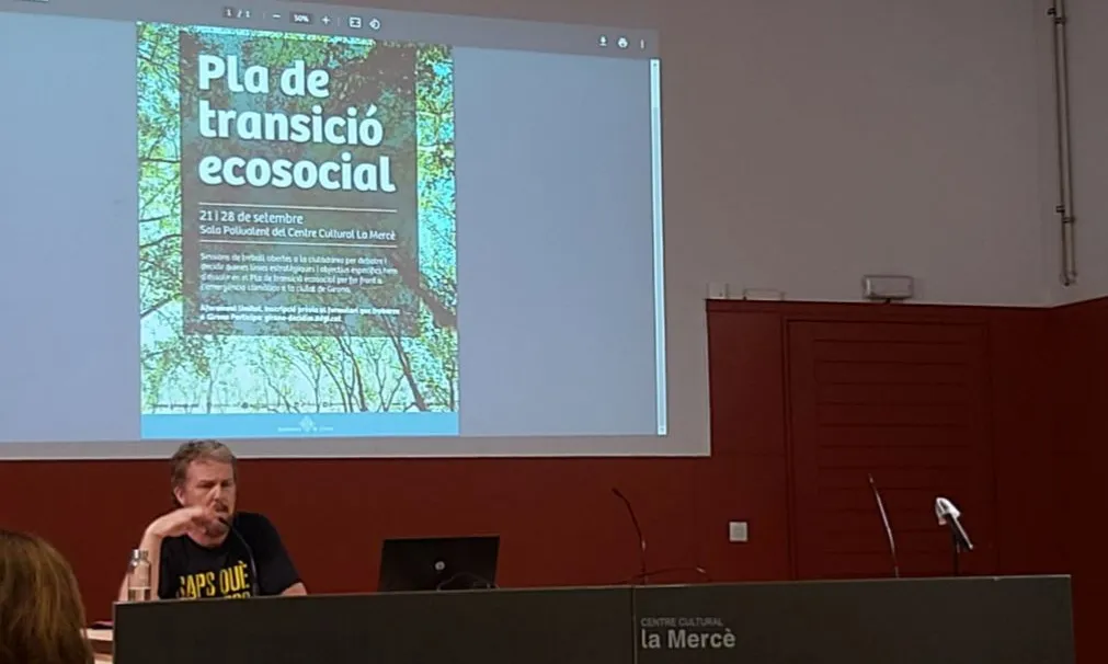 L'Alfons Pérez, de l'Observatori del Deute en la Globalització, va dur a terme una ponència durant la primera sessió.