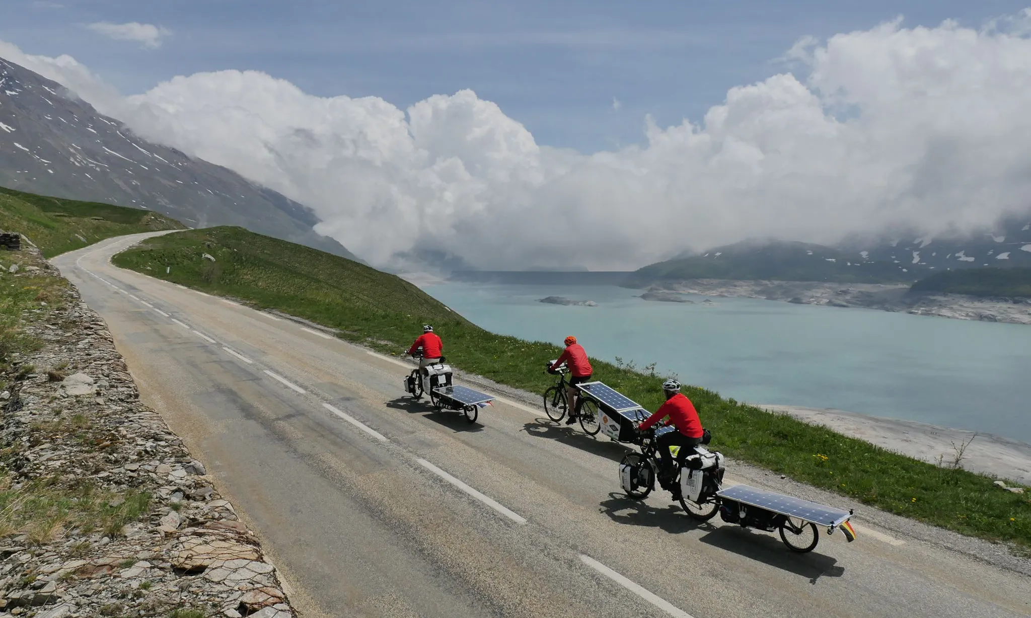 Els i les participants pedalegen més de 10.000km travessant fins a 28 països.