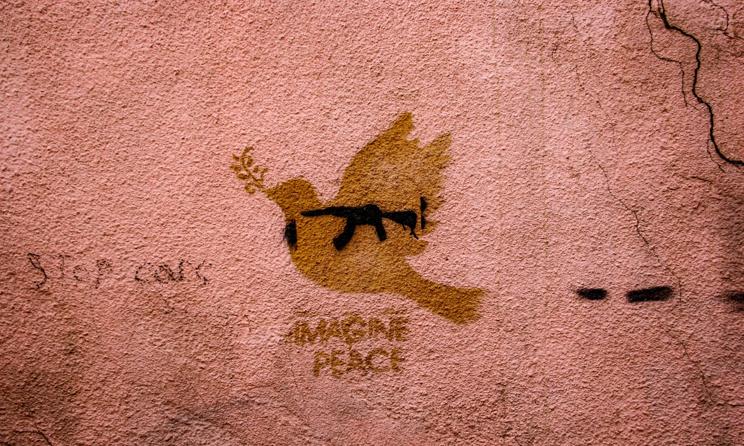 Pintada d'un colom de la pau en una paret