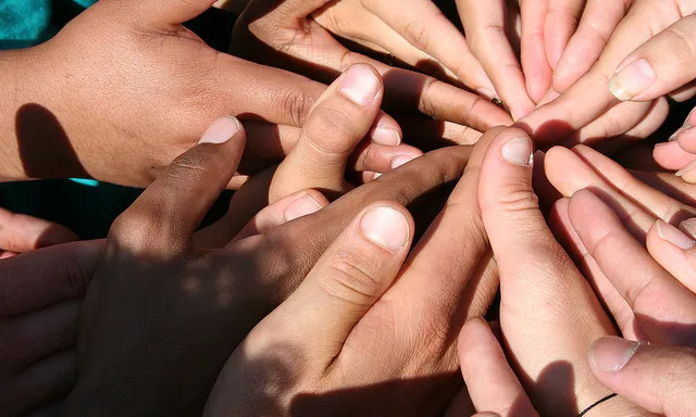 Foto: Spiral of hands de Lostintheredwoods, Flickr