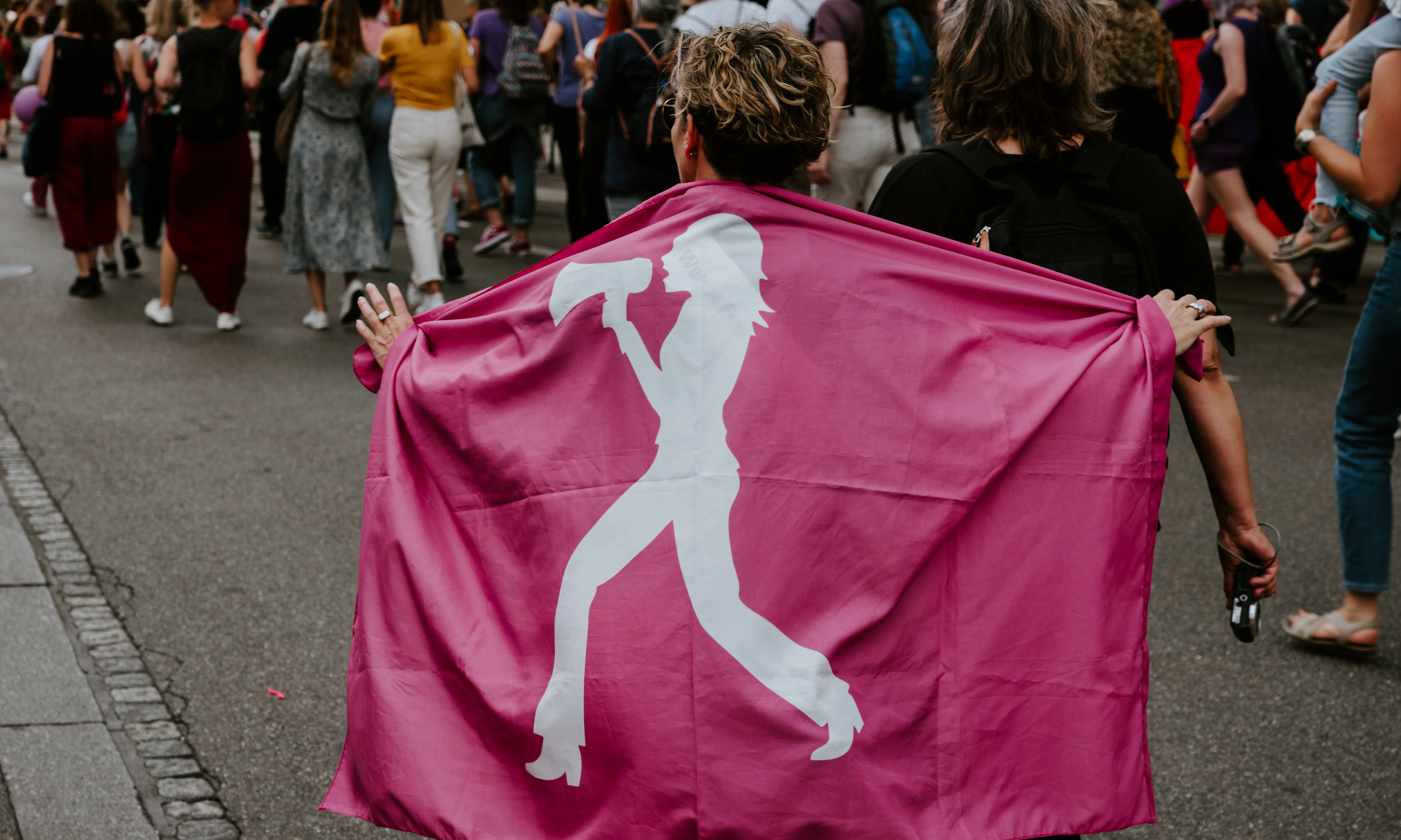 S'empra un model de consentiment positiu on si no hi ha consentiment exprés, s'atempta contra la llibertat sexual.