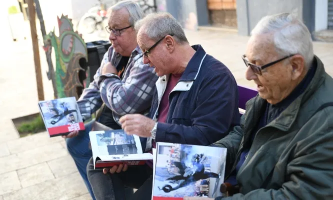 Retrobestiari, el llibre que commemora la memòria viva de la cultura popular dels anys 70 i 80.