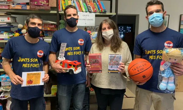 Com cada desembre, Bombers Solidaris engega una campanya de Nadal per recollir joguines noves.