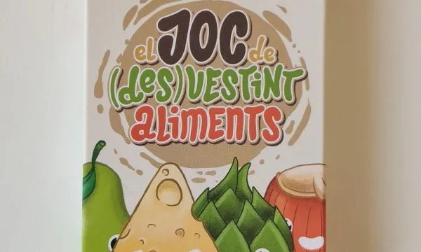 El joc de cartes de (Des)vestint aliments fa pensara per fer una compra el més justa, ecològica, saludable i solidària possible.