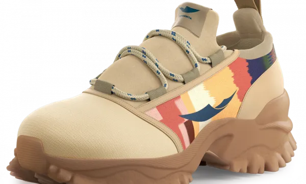 Les bambes Ande Dem, creació de la cooperativa Top Manta, són unisex i fabricades en petits tallers de calçat locals i artesanals.