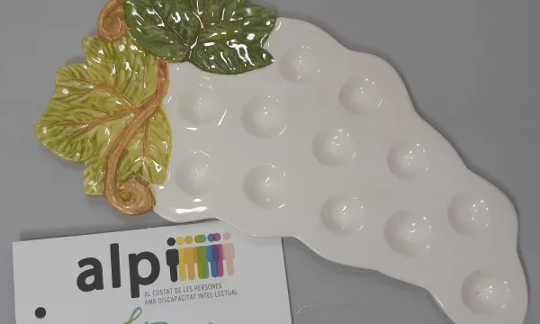 Posa raïm de ceràmica elaborat al Centre Especial de Treball per a persones amb discapacitat intel·lectual d'Alpi.