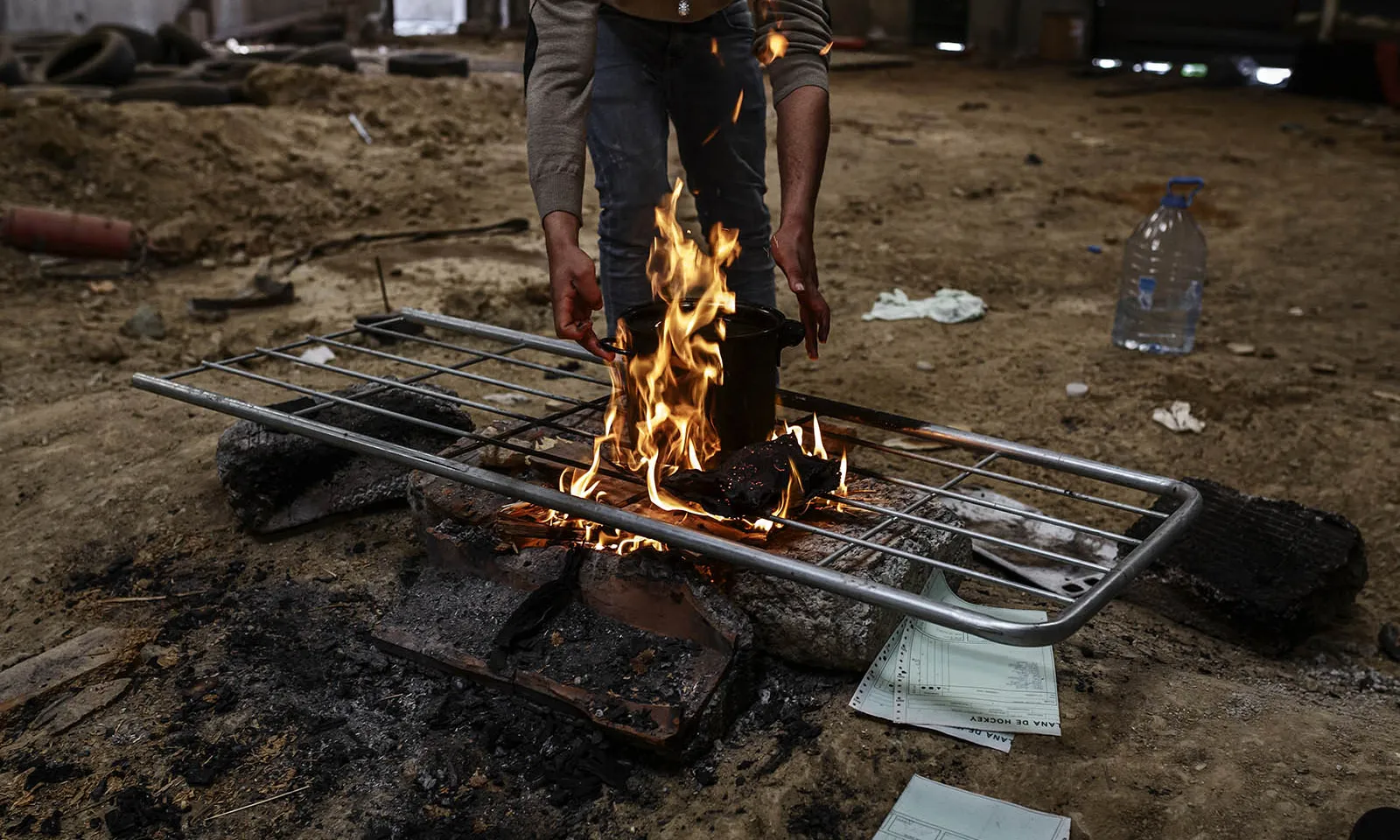 'Atrapats' relata el cas de dotze joves migrats que viuen en una nau industrial abandonada de Terrassa.