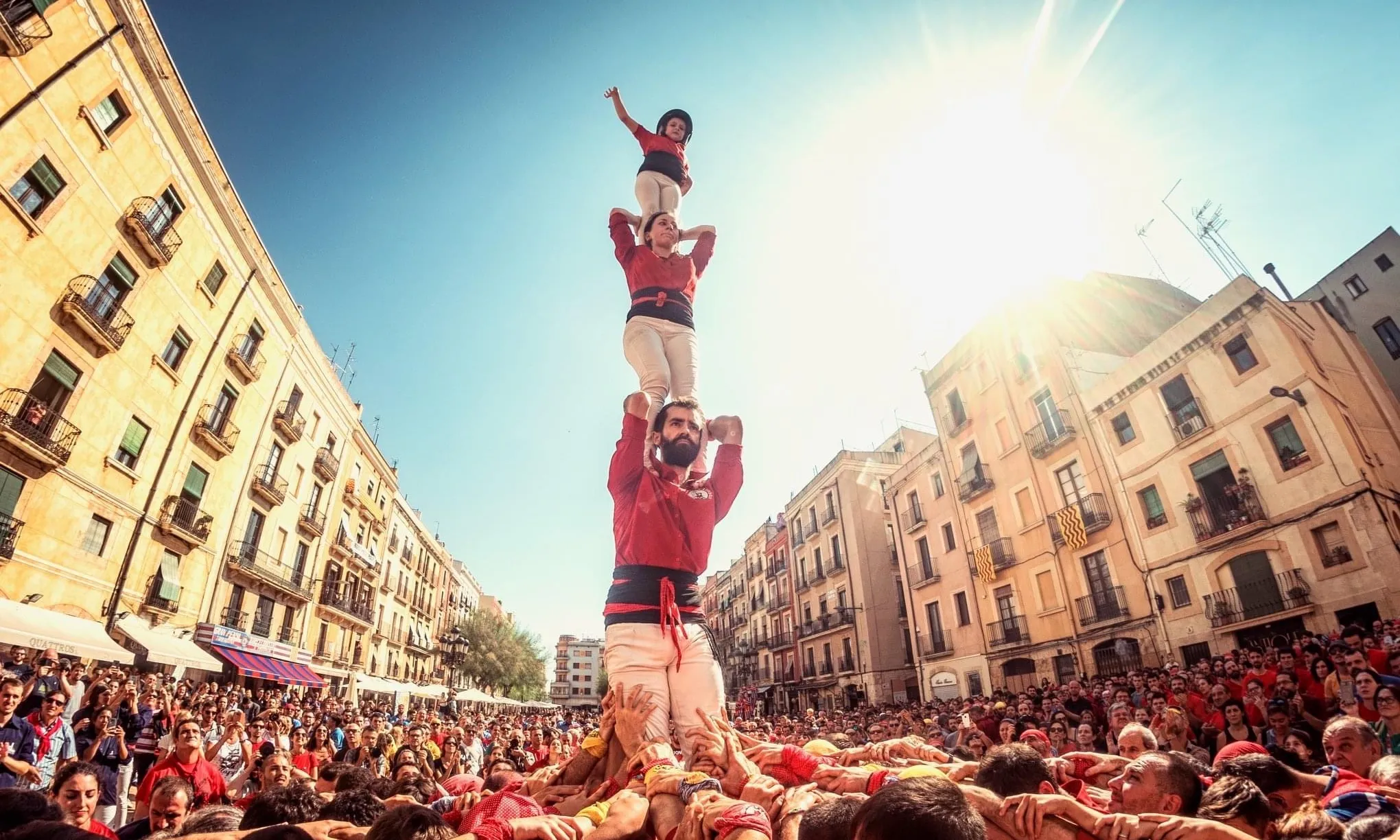Les colles castelleres internacionals viuen una situació delicada, causada per la pandèmia, les necessitats econòmiques i la falta de visibilitat.