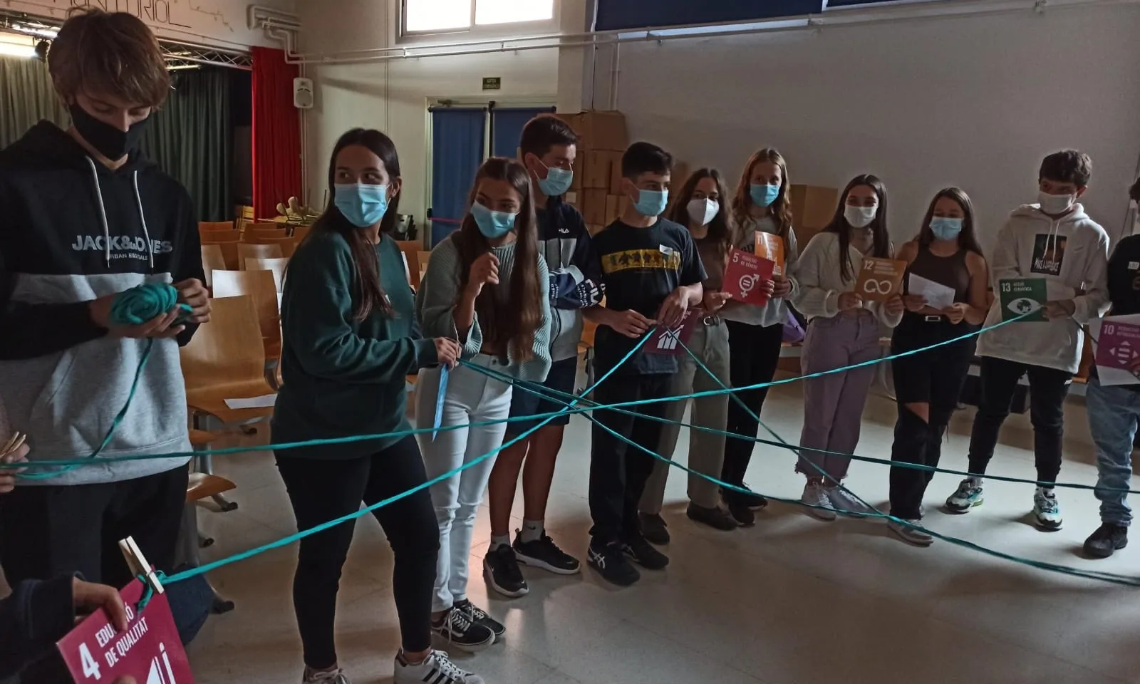 Alumnes de l'Institut Narcís Monturiol de Figueres rebent una formació sobre els ODS.