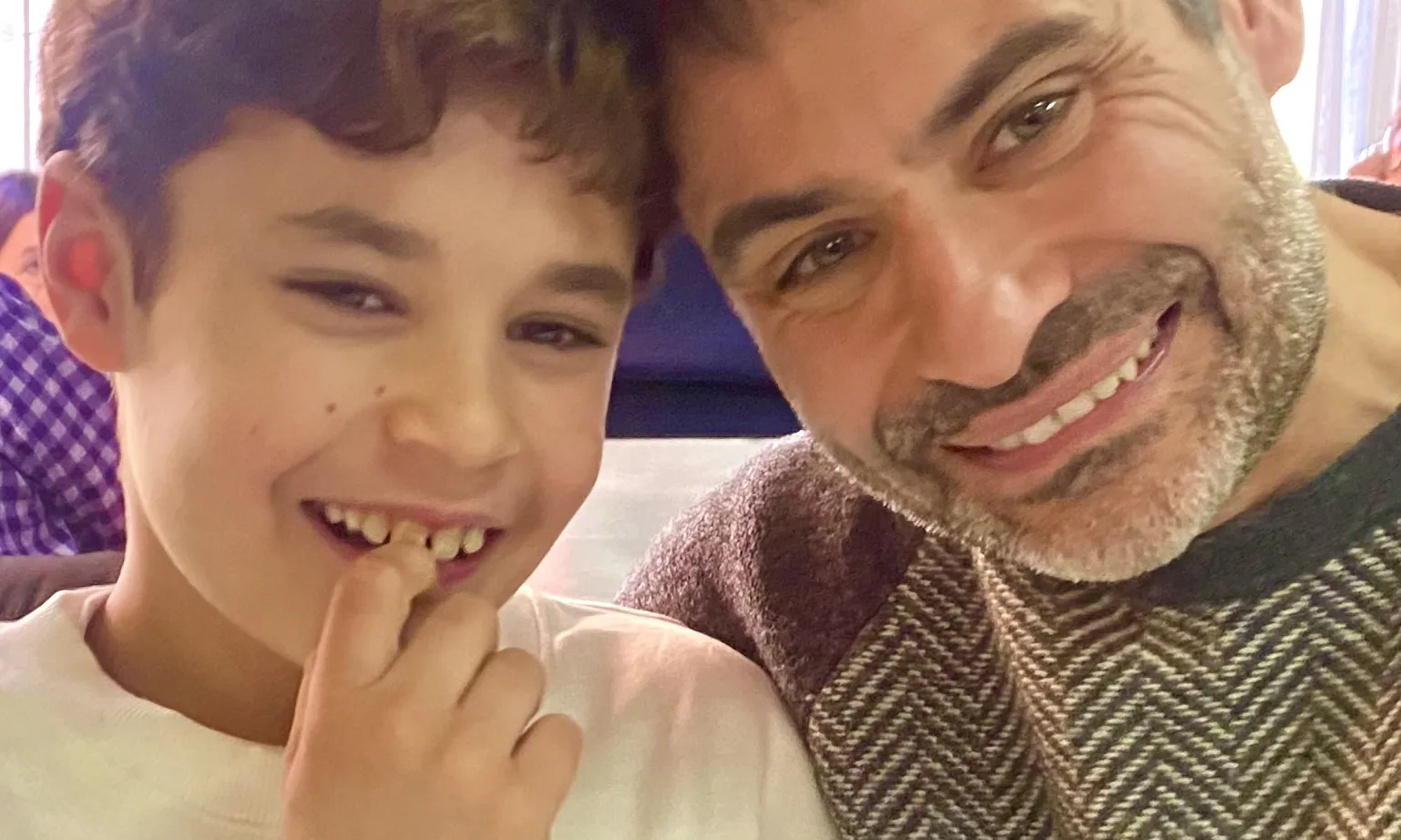 L'Emili Navarro, membre d'Aprenem Autisme, amb el seu fill Biel.