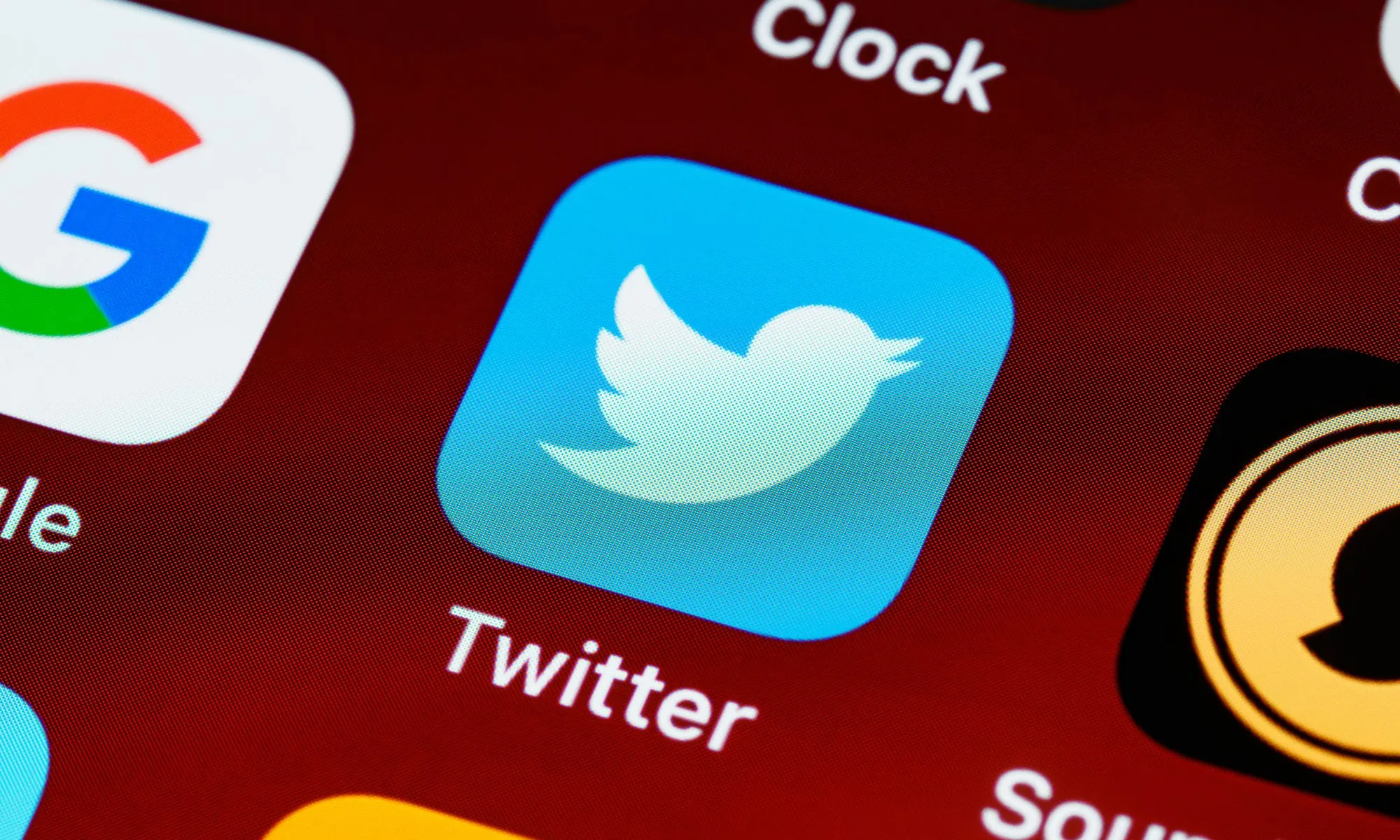 L'informe s'ha dut a terme analitzant els comportaments racistes i antiracistes a Twitter, el primer trimestre de l'arribada de la Covid-19.