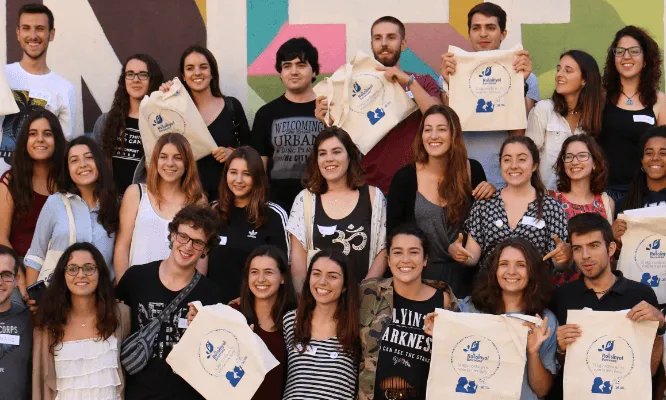 La fundació compta amb un equip extens de voluntaris i voluntàries.