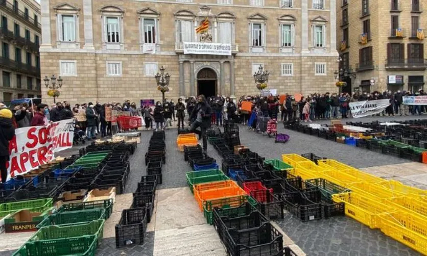 Concentració al centre de Barcelona de les diferents xarxes de suport mutu que funcionaven a la ciutat.