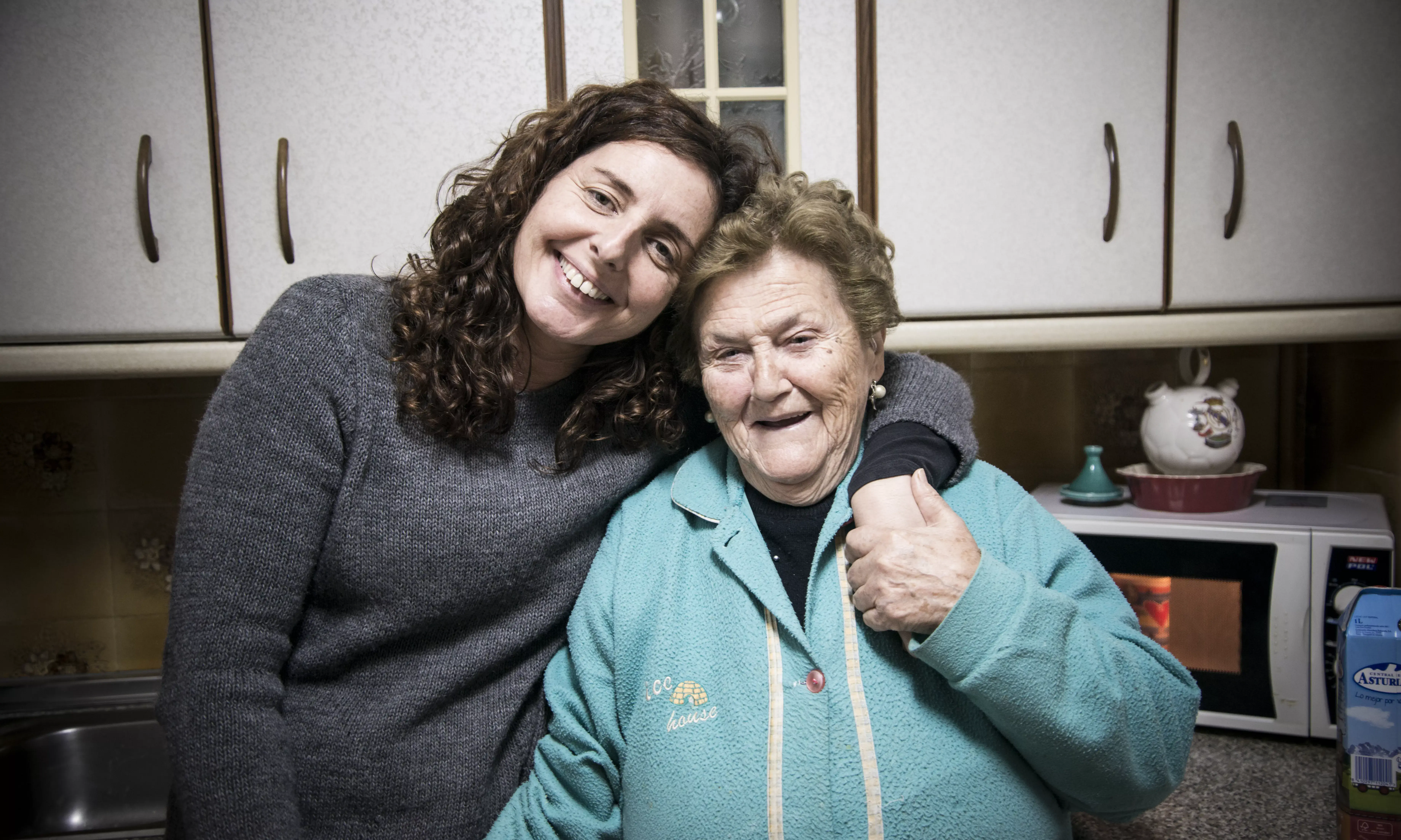 Amics de la Gent Gran és una fundació de voluntariat que lluita des de 1987 contra la soledat i la marginació social d'aquestes persones.