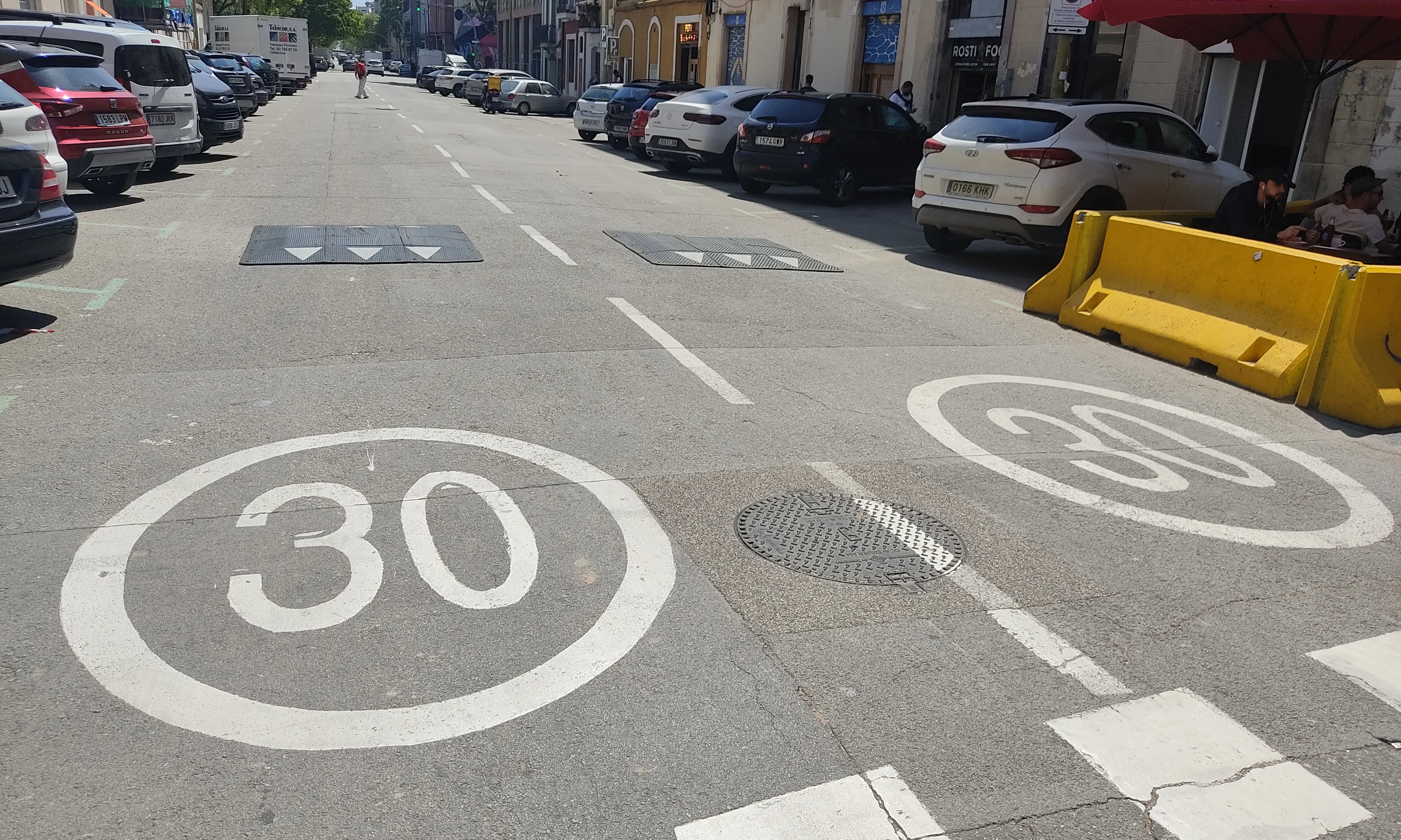 Carrer al barri barceloní de Poblenou amb diverses mesures de pacificació del trànsit.