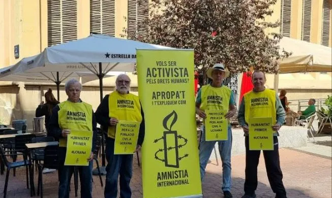 Un grup d'activistes d'AIC, en una acció per demanar protecció per a la població civil a Ucraïna.