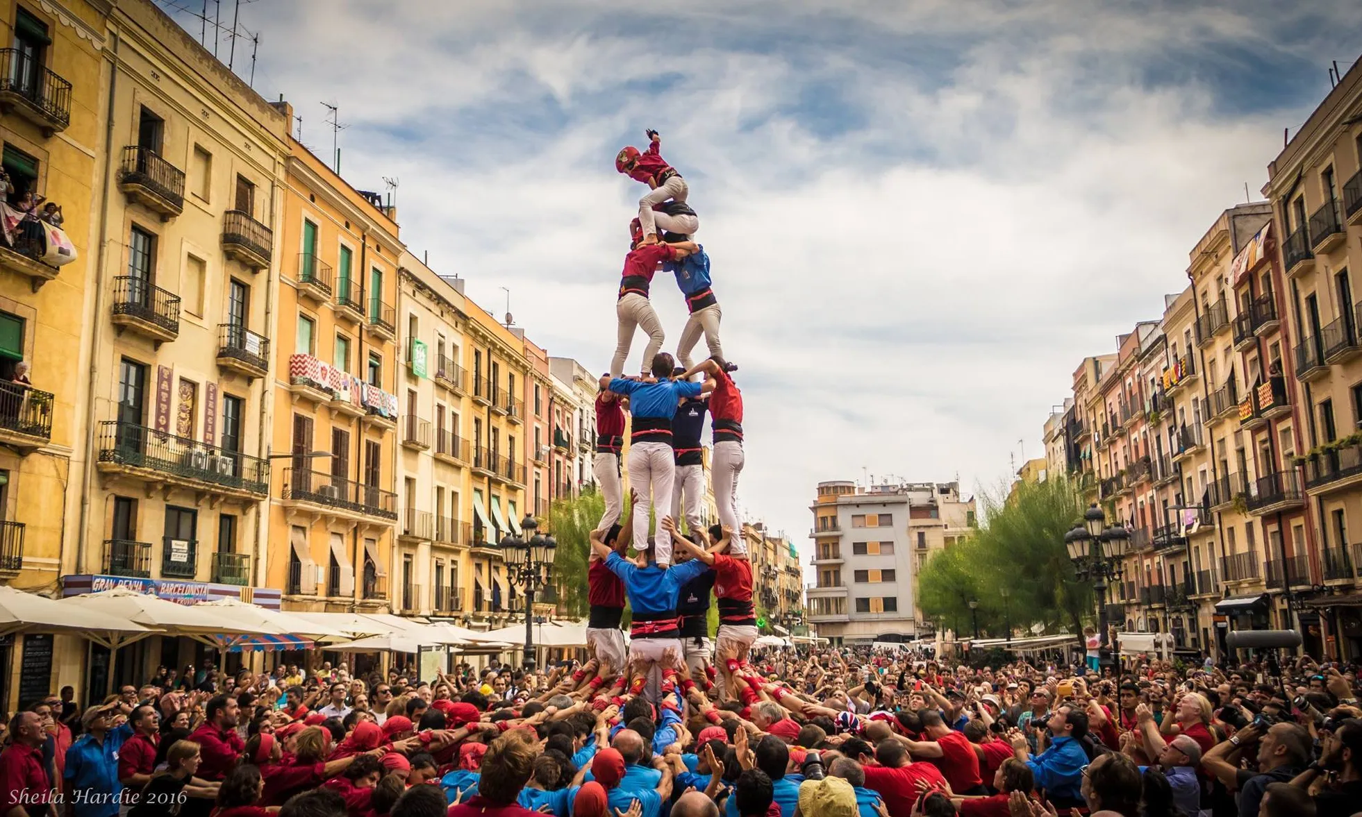 Un dels objectius de Desenfaixa't és crear xarxa i vincle entre castellers i colles, gràcies a l'hàbit saludable de l'esport.