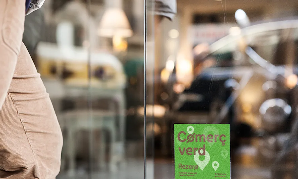 El distintiu de Comerç verd facilita a les persones consumidores identificar els comerços amb una oferta de productes sostenibles.
