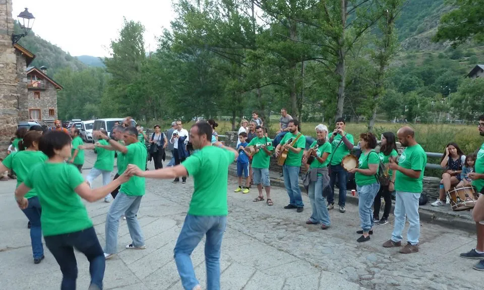 Alumnat de Lo Planter fent balls tradicionals.