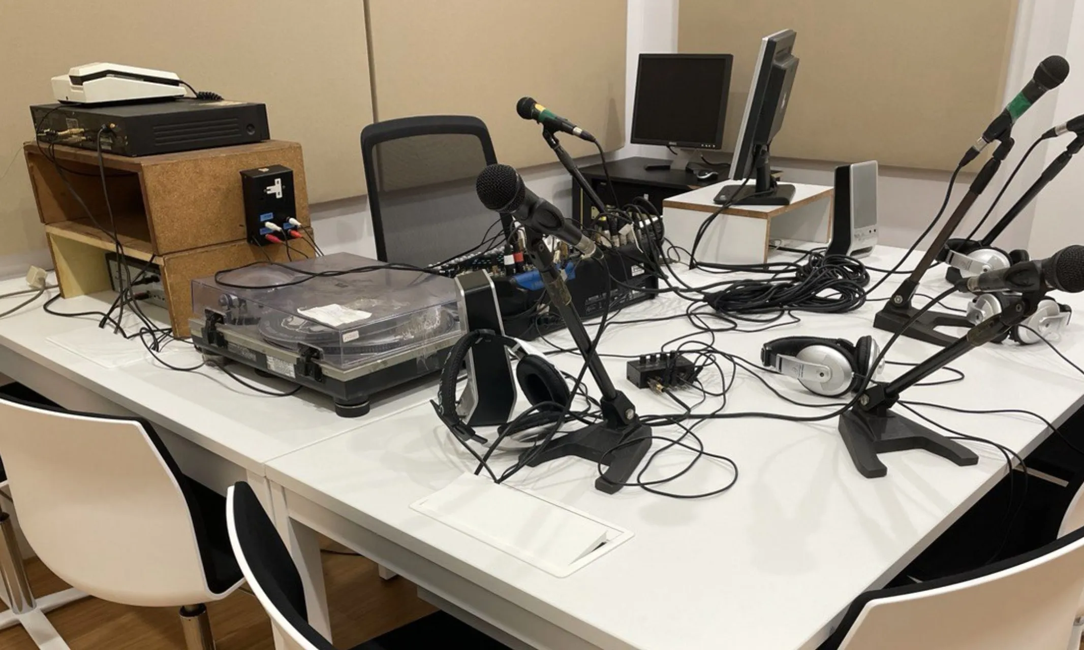 Estudis de Contrabanda FM a l'Ateneu Enciclopèdic Popular del Raval, a Barcelona.