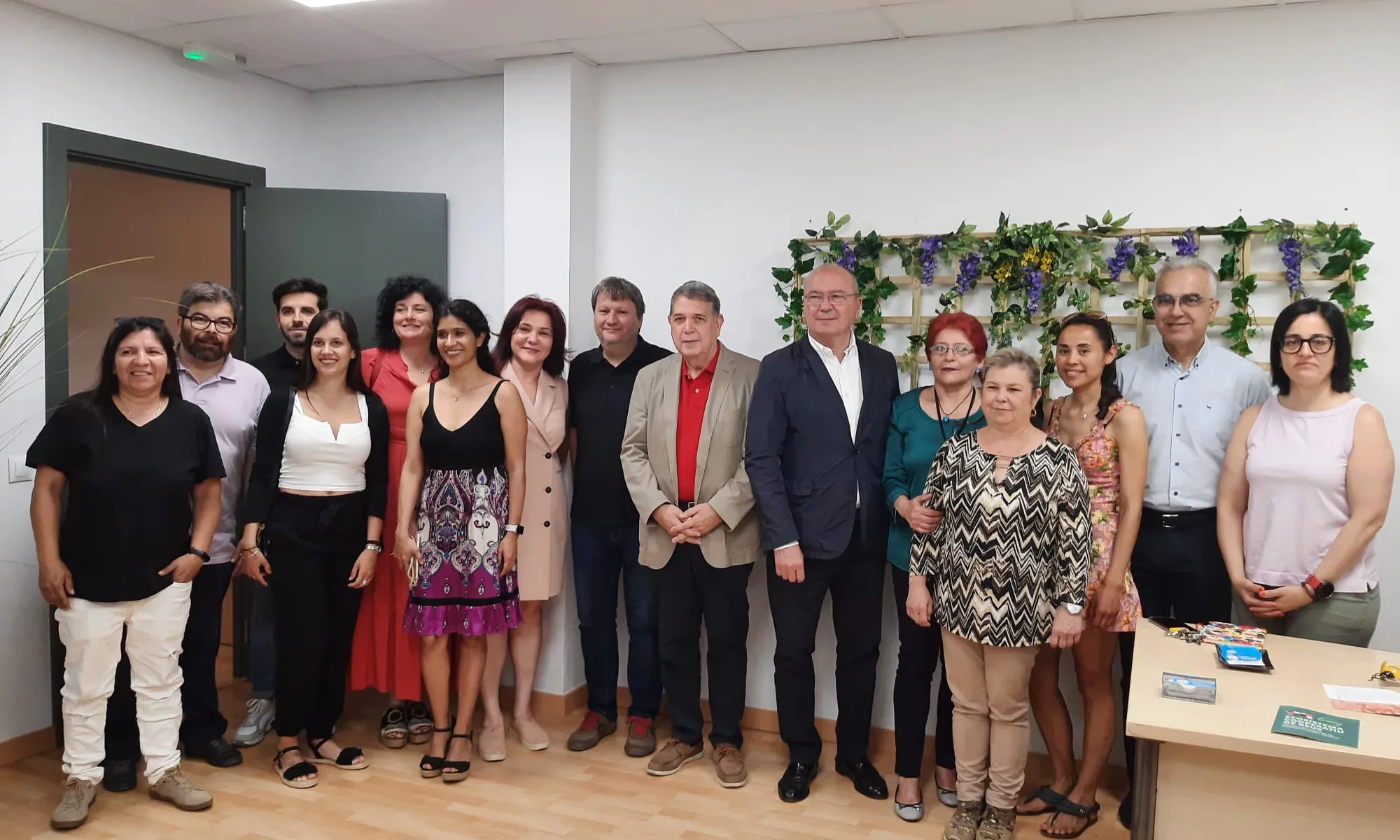 Algunes membres de la cooperativa Les Abelles amb l'alcalde i alguns regidors de l'Ajuntament de Reus, durant la inauguració de l'Espai Familiar.