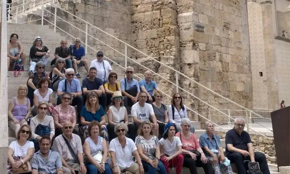 Membres de l'entitat de visita a la torre romana del Pretori, utilitzada com a presó d'homes republicans.