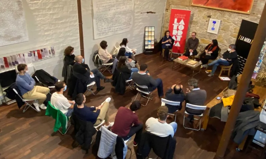 L'entitat cultural tracta de recuperar la tradició dels debats intel·lectuals realitzats en el mar de les penyes literàries en espais com l'Ateneu Barcelonès.
