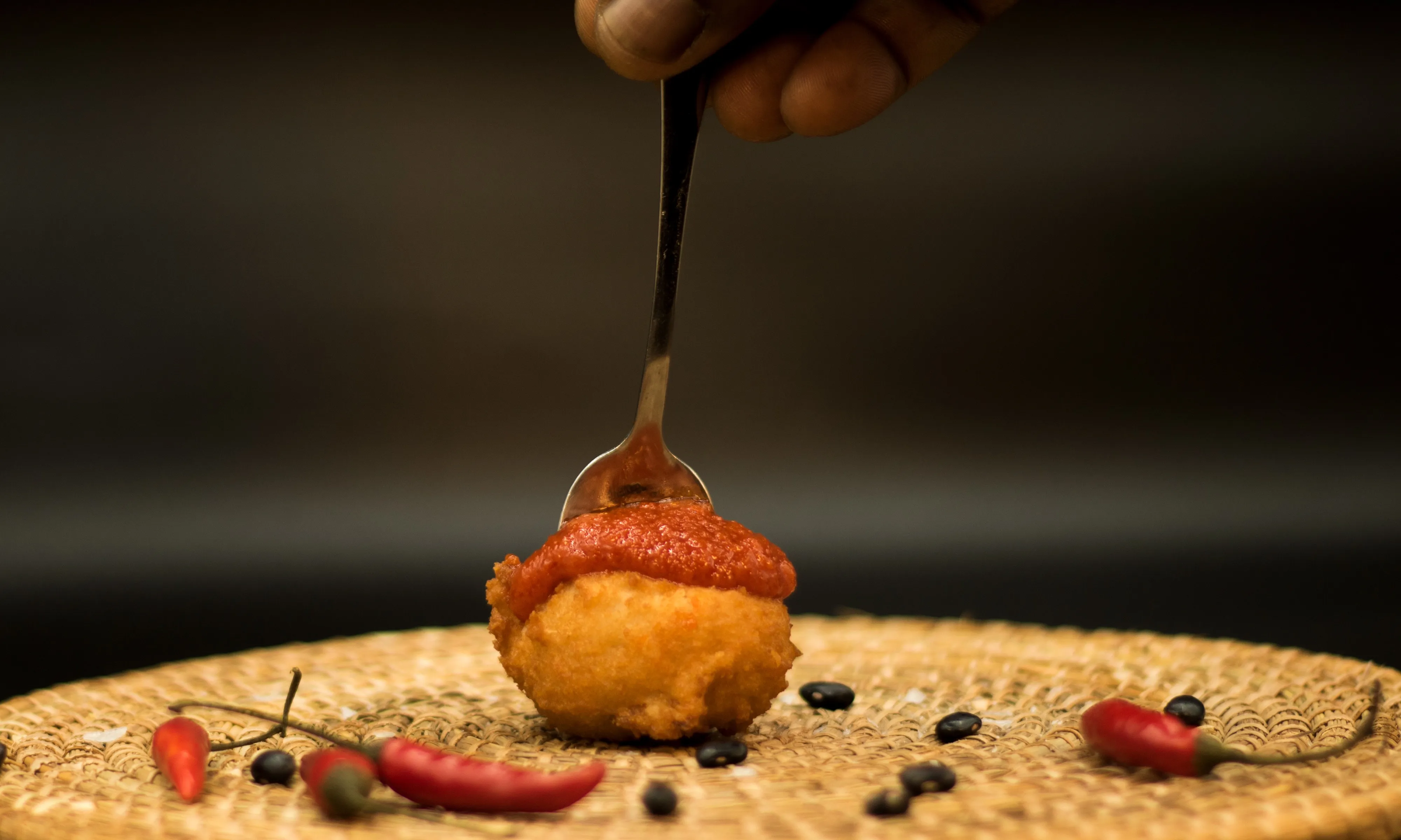 Akara, bunyols salats de fesols faceta amb salsa vermella, un dels plats del càtering de la cooperativa Abarka.