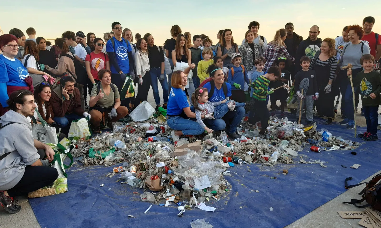En finalitzar la recollida, els voluntaris fan una muntanya amb la brossa i la categoritzen.
