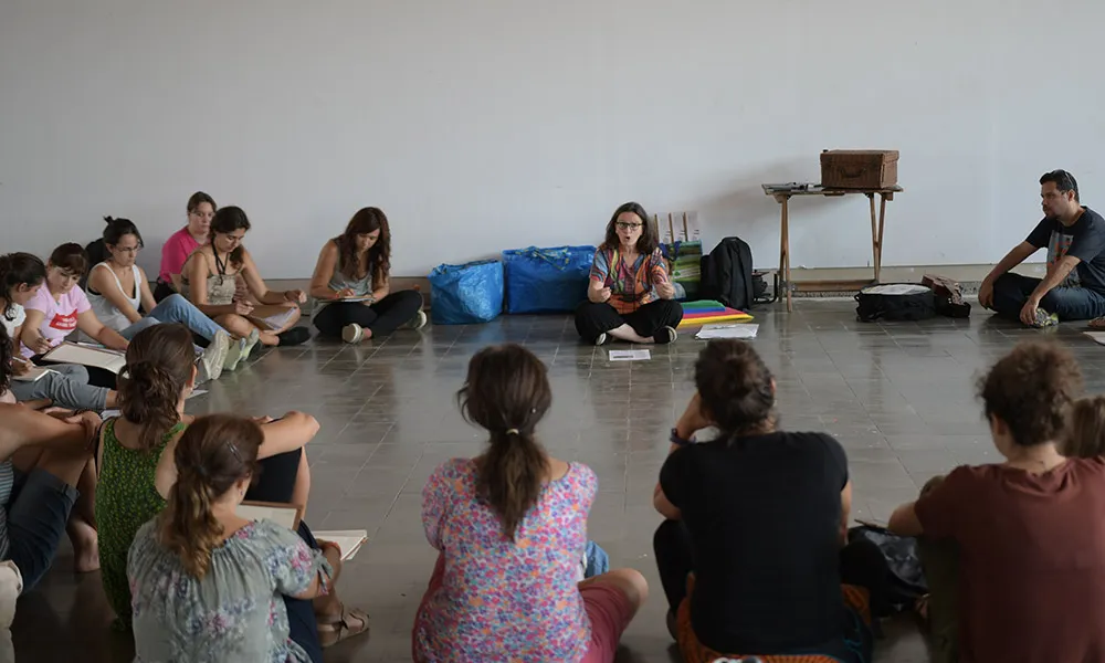 Taral·la és un espai dedicat a totes aquelles persones que consideren la música com un element imprescindible de l'aprenentatge.