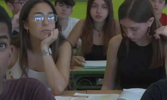 Un fotograma del vídeo en què apareixen alumnes de 4rt d'ESO de l'INS Navarcles.