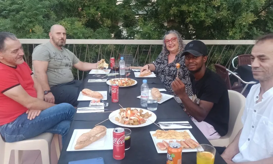 Algunes persones d'un dels pisos d'acollida de la Fundació Antisida de Lleida durant una sortida nocturna amb música i gastronomia.