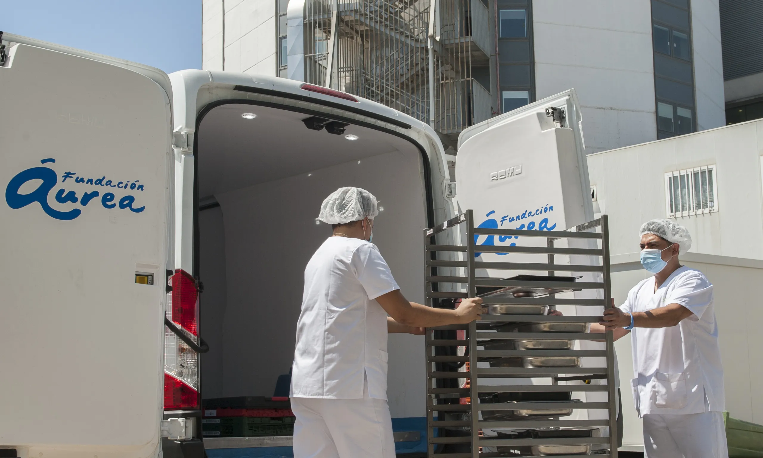 Els aliments que es reaprofiten surten de l'Hospital de Bellvitge en perfectes condicions.