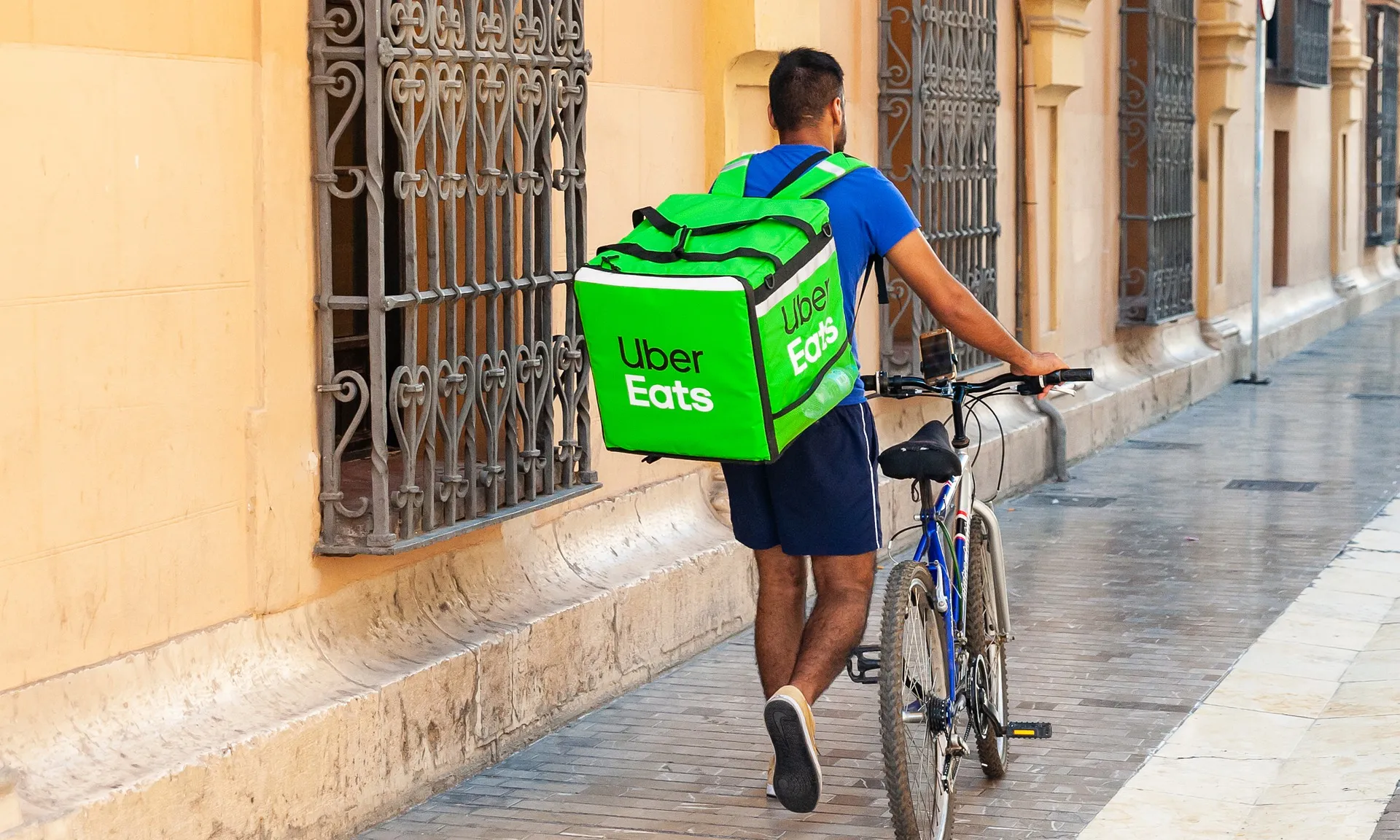 Una persona repartint per a la plataforma Uber Eats.