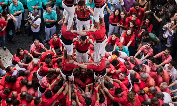 Les colles castelleres es reuneixen per actuar a la plaça Sant Jaume.