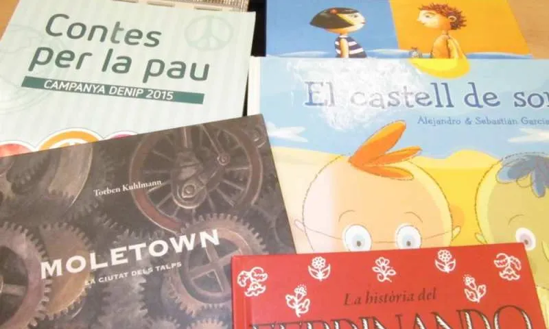 Les maletes de contes formen part dels recursos adreçats a centres educatius.