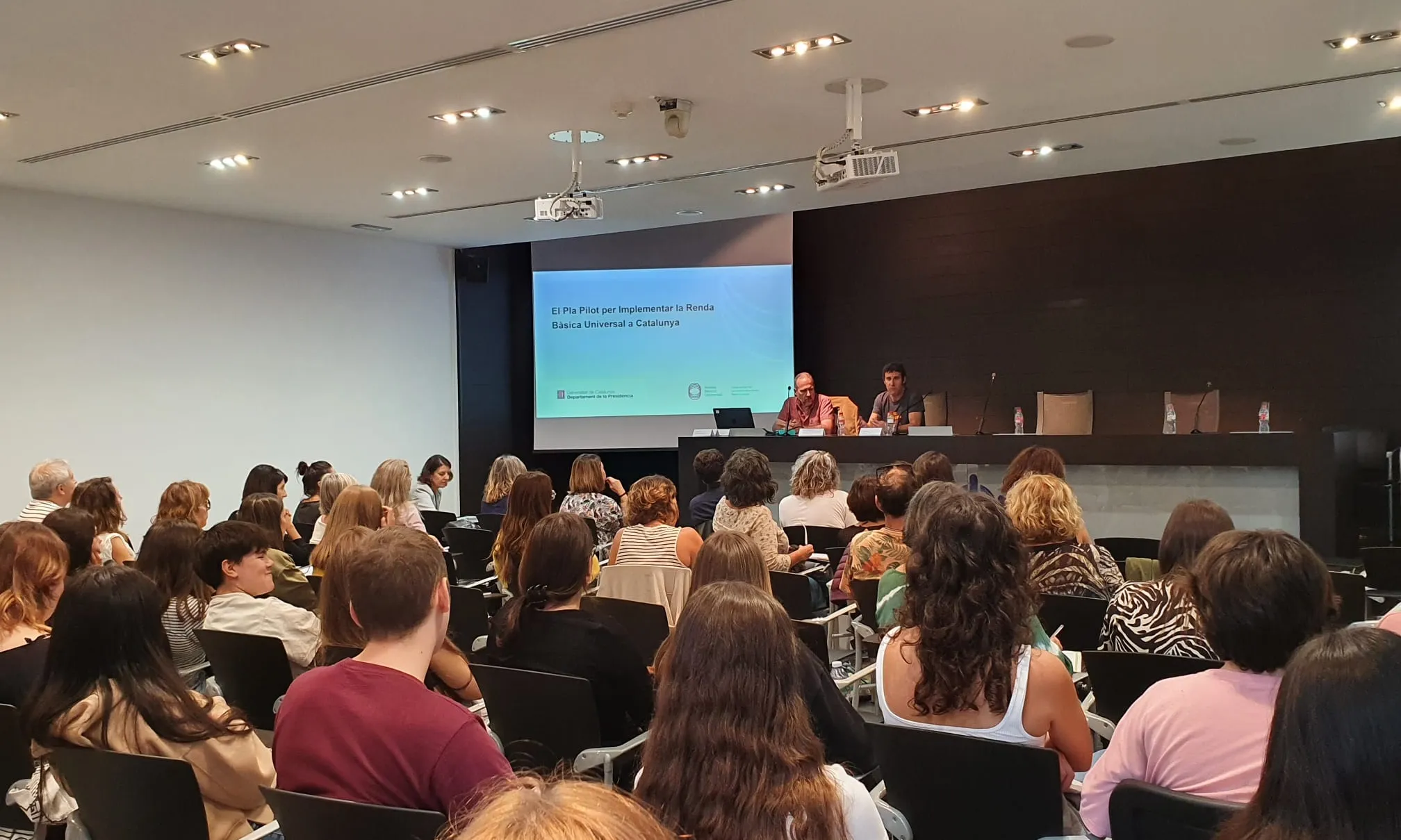 El cap de l’Oficina del Pla Pilot per Implementar la Renda Bàsica Universal en una xerrada a Pineda de Mar. 