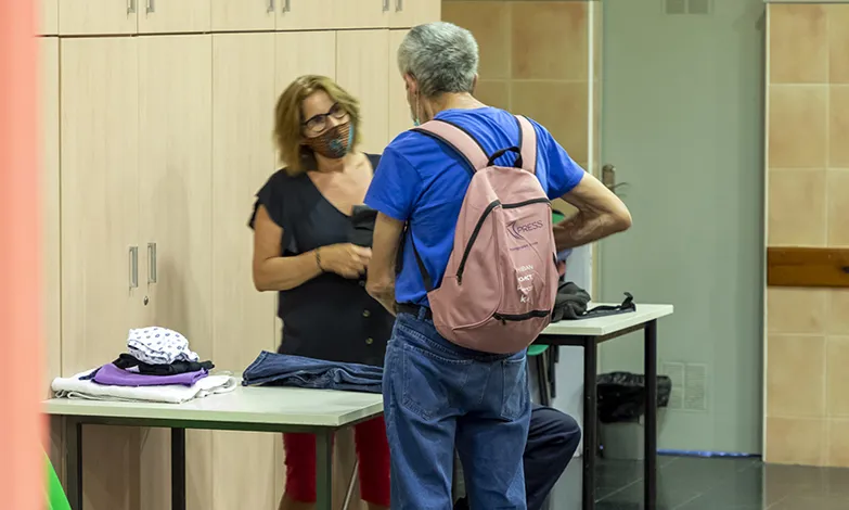 Arrels Fundació necessita una trentena de persones voluntàries per ampliar l'horari del centre obert.