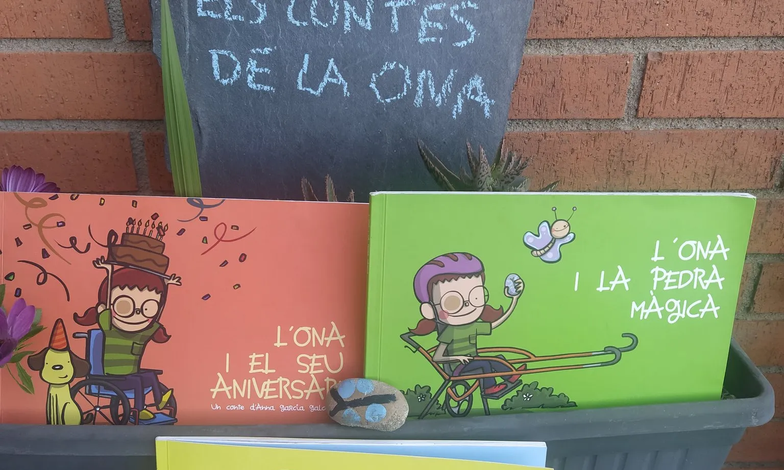 Anna Garcia Galceran ha escrit tres contes de la col·lecció 'Els contes de l'Ona', una nena que va amb cadira de rodes.
