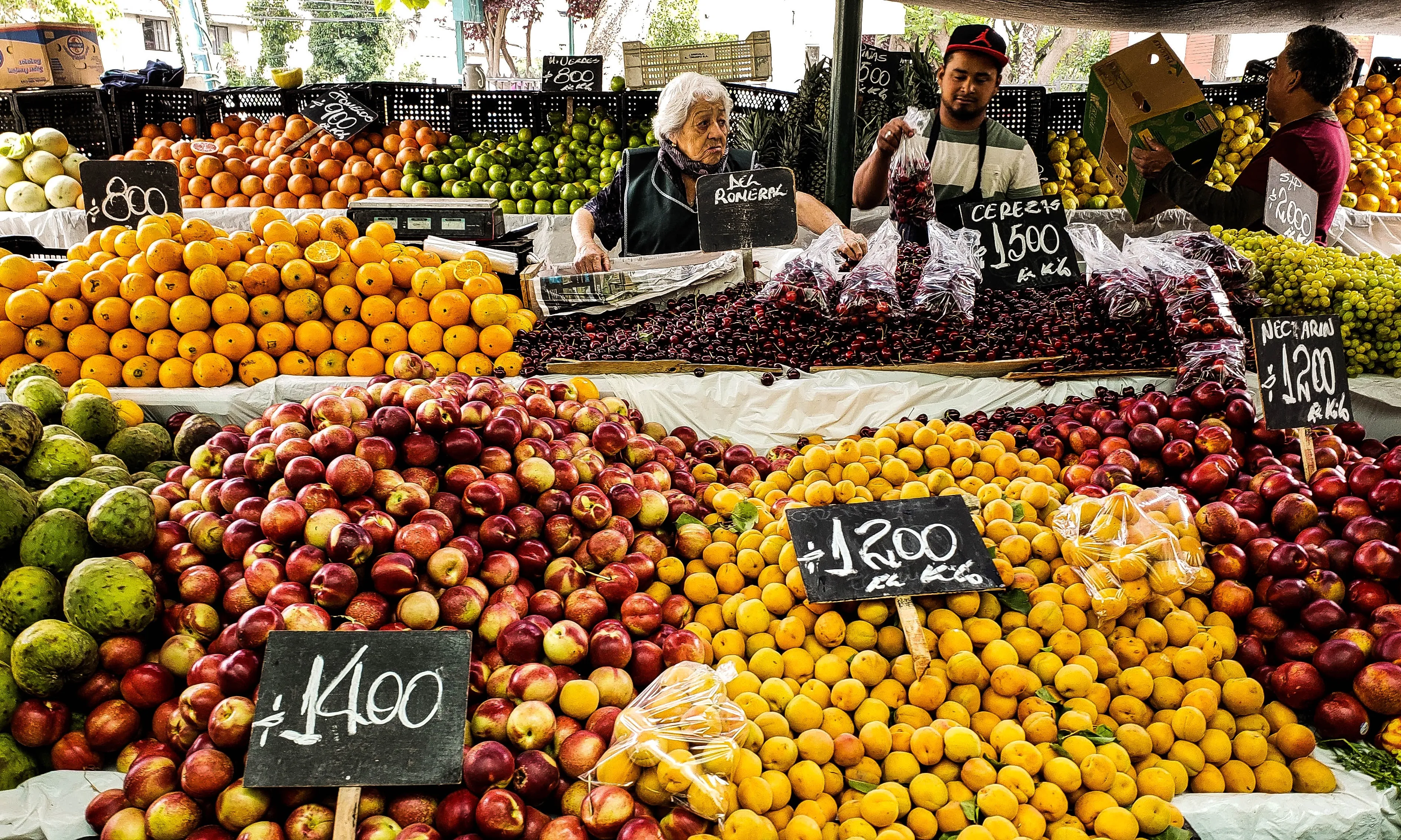 El govern de l'Estat ha eliminat, momentàniament, l'IVA de productes de primera necessitat, com ara la fruita, els ous o la llet.