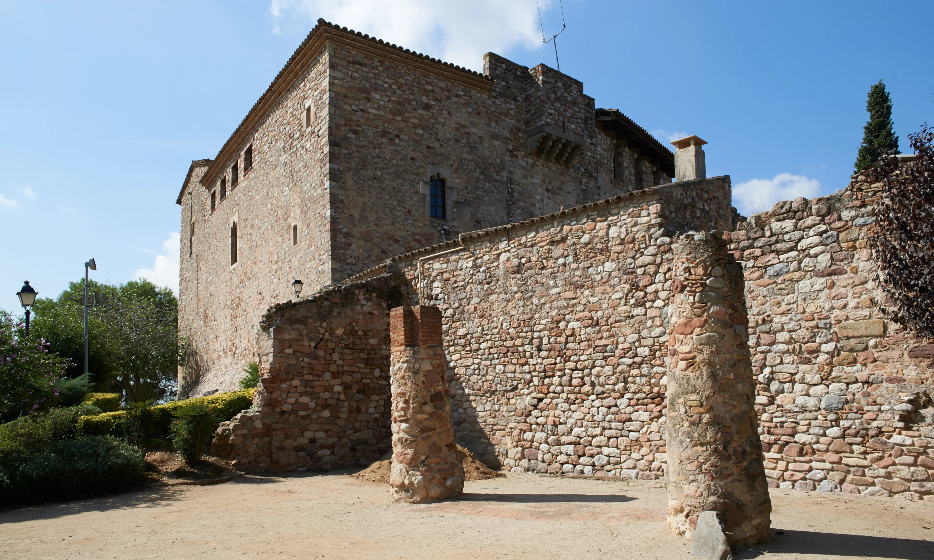 El museu i l'arxiu de la Fundació Folch i Torres es troba al Castell de Plegamans a Palau-solità i Plegamans.