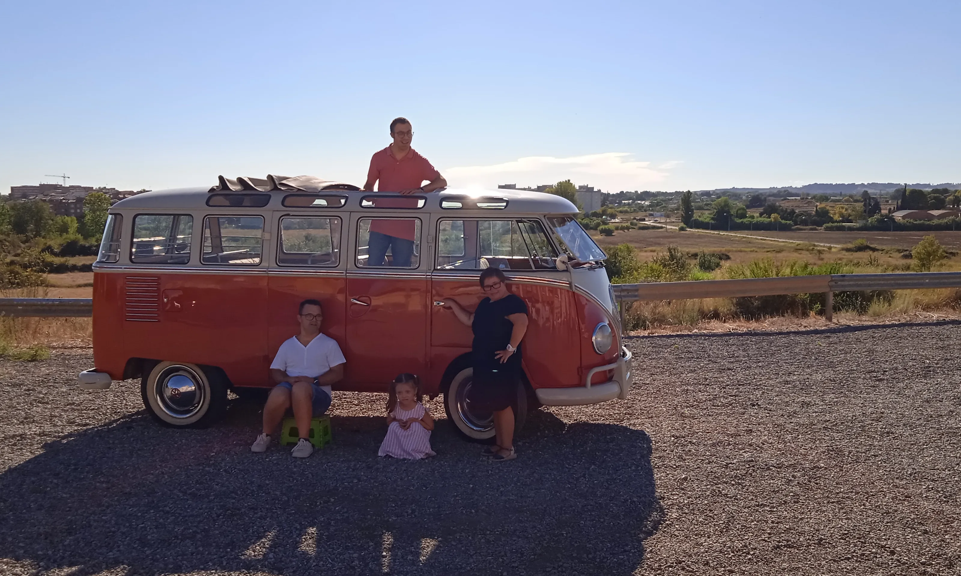 El Club de Vehicles Històrics de Lleida ha col·laborat enguany cedint una sèrie de cotxes per les fotografies del calendari 2023.