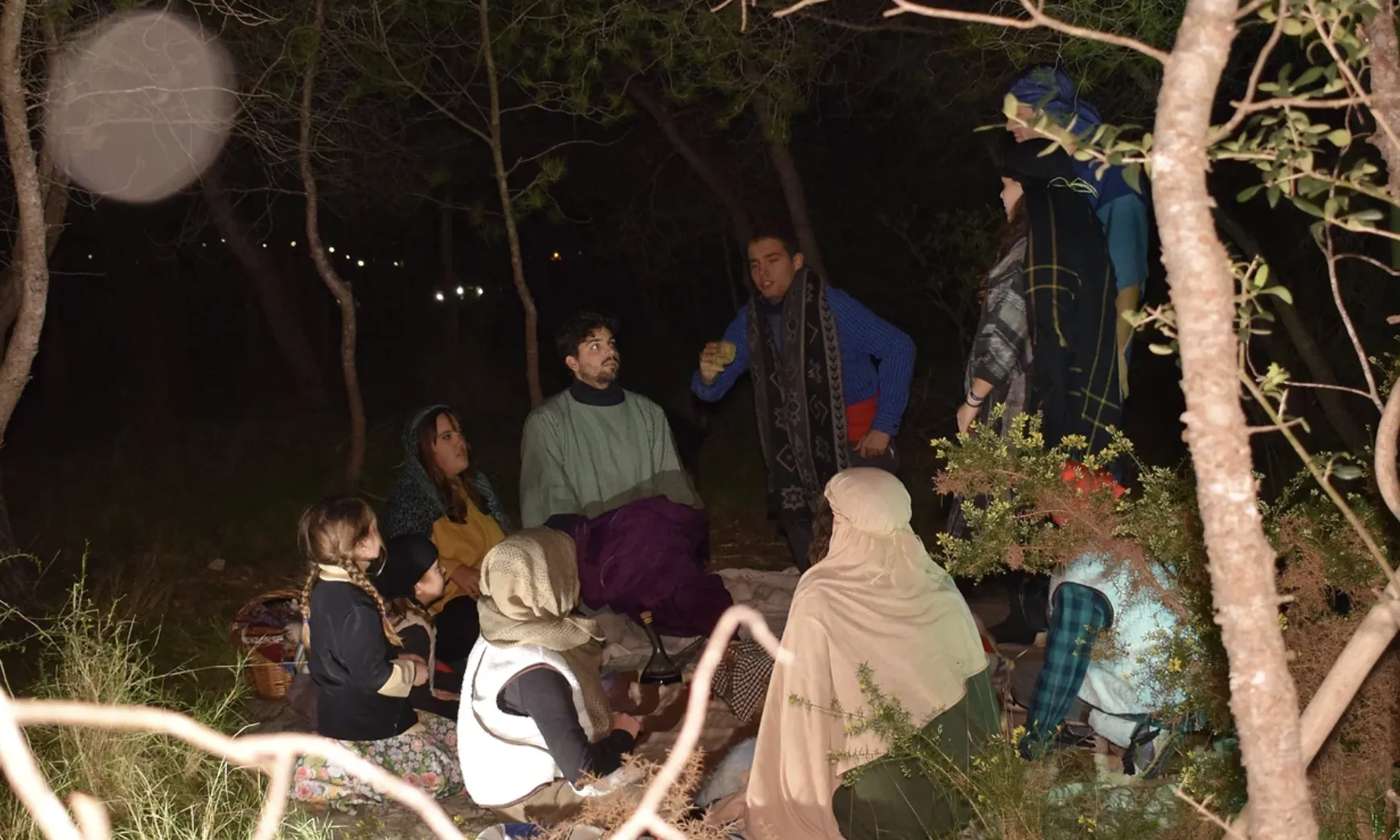 Els pessebres vivents són aquells que, a través d'escenes teatralitzades i música, representen el naixement de Jesús i oficis antics.