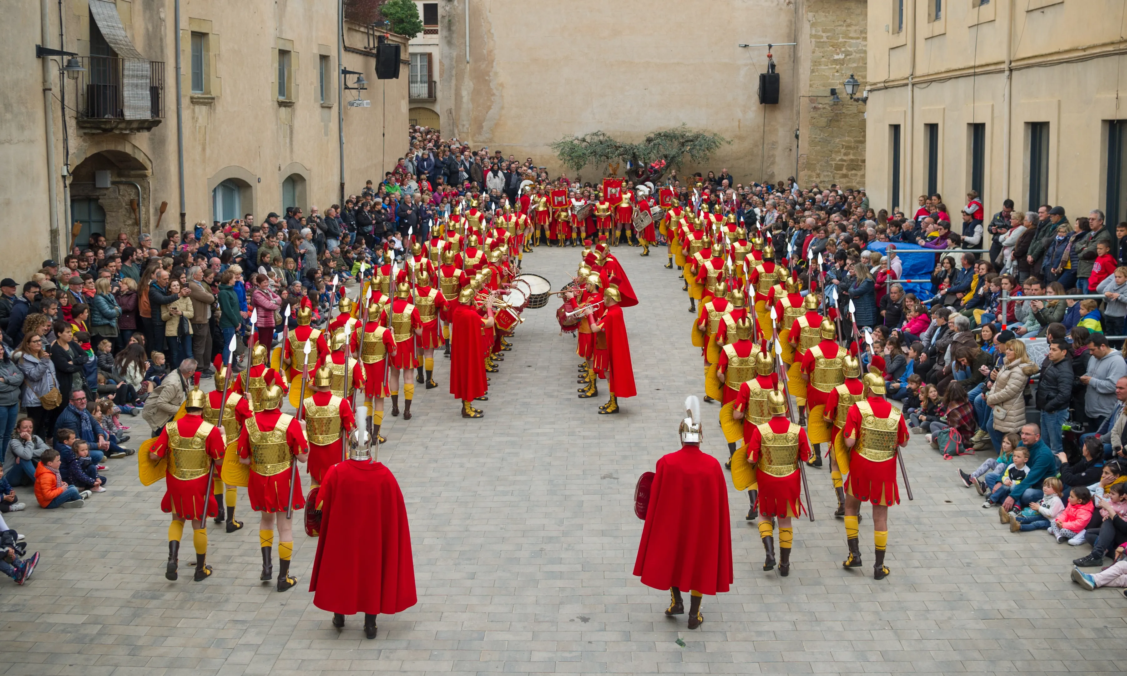 La sortida dels manages és un altre dels actes de Dijous Sant a Verges. Desfilen pels carrers de la vila i recullen els diferents passos o misteris, imatges situades a diferents llocs del poble, preparades i guarnides pel veïnat.